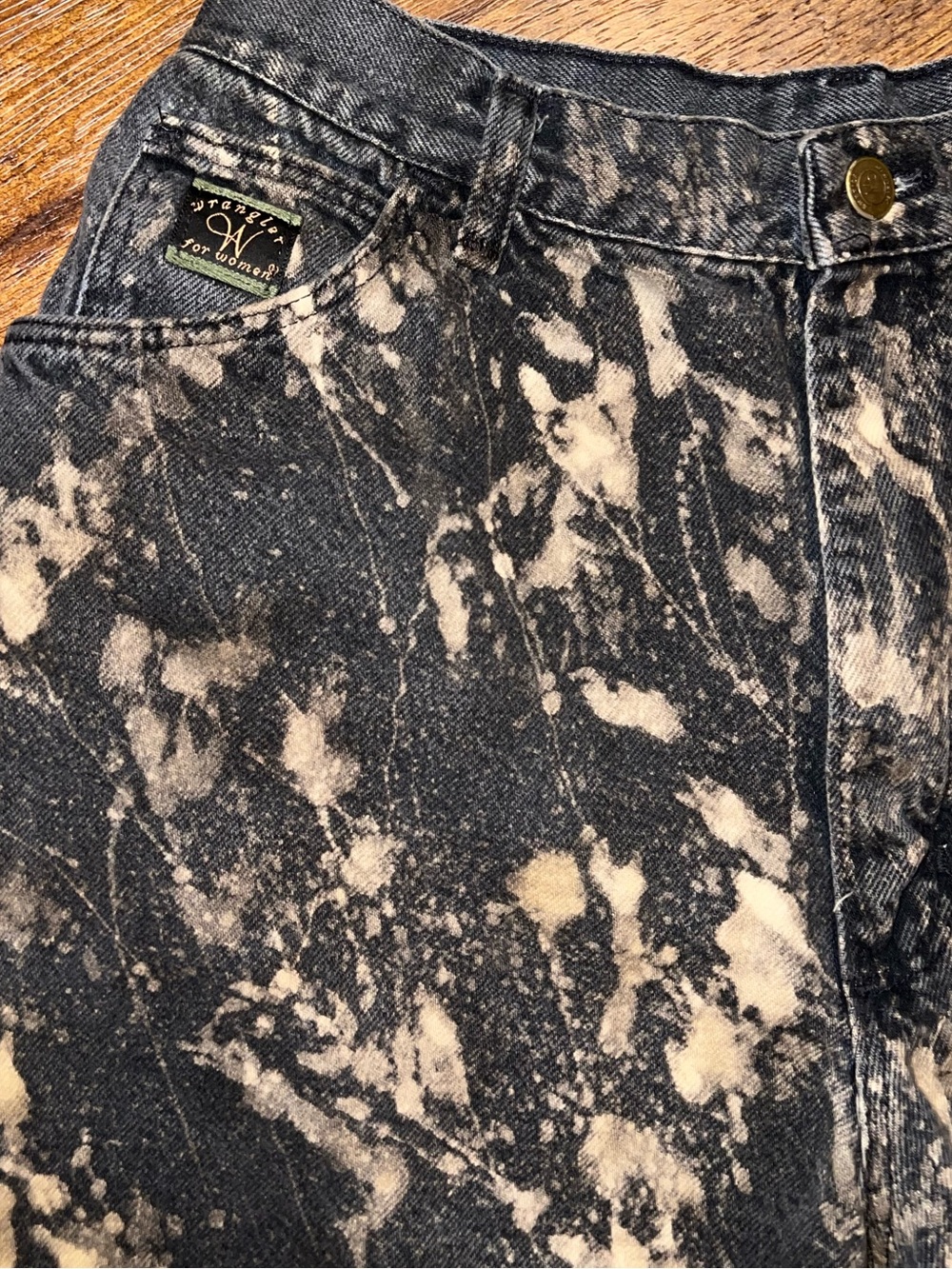 Wrangler Black Acid Wash Cream Splatter Denim Distressed Jean Shorts Size 14 - Picture 3 of 7
